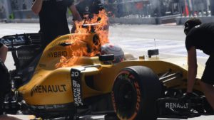 2016_malaysia-magnussen-fire