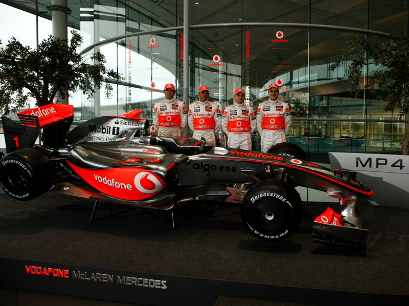 1263217082McLaren MP4-24 + piloti