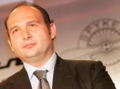 Спайкър съдят Супер Агури и Торо Росо