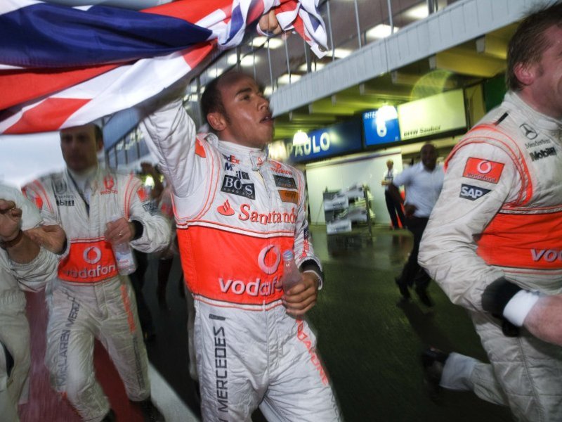 1276075822lewis hamilton radost brazil ot mclaren