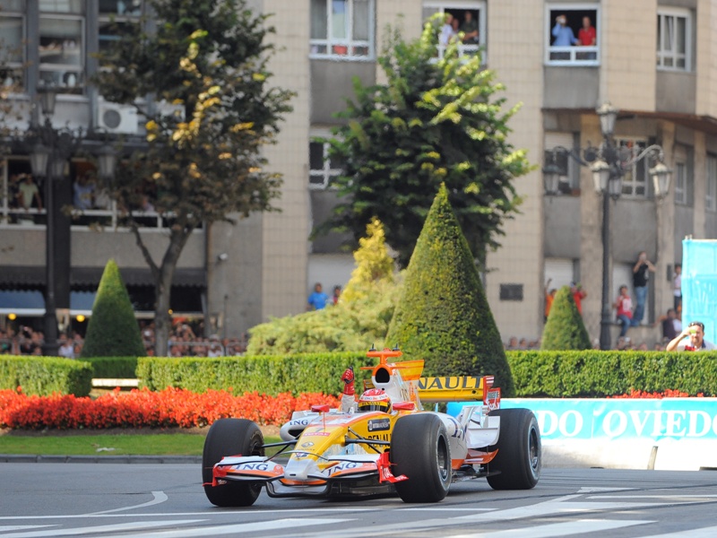 1252243257renault roadshow oviedo fernando alonso (2) 2009