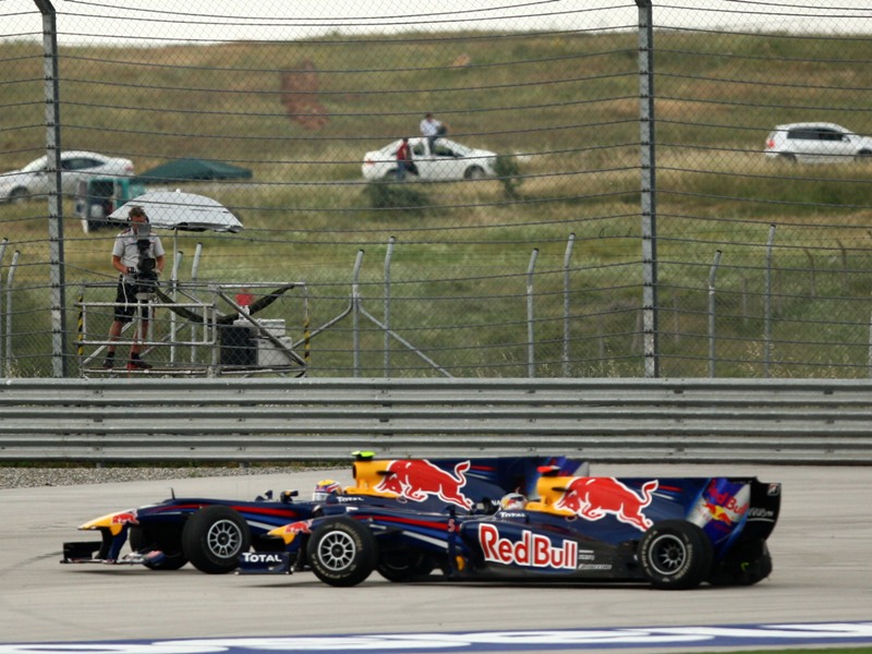 1277108972mark webber i sebastian vettel incident turkey 2010