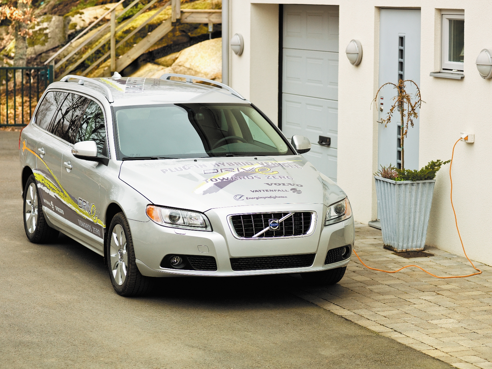 1243974516Volvo_plug-in_hybrid_2