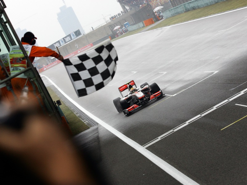 1277022888lewis hamilton china final 2010