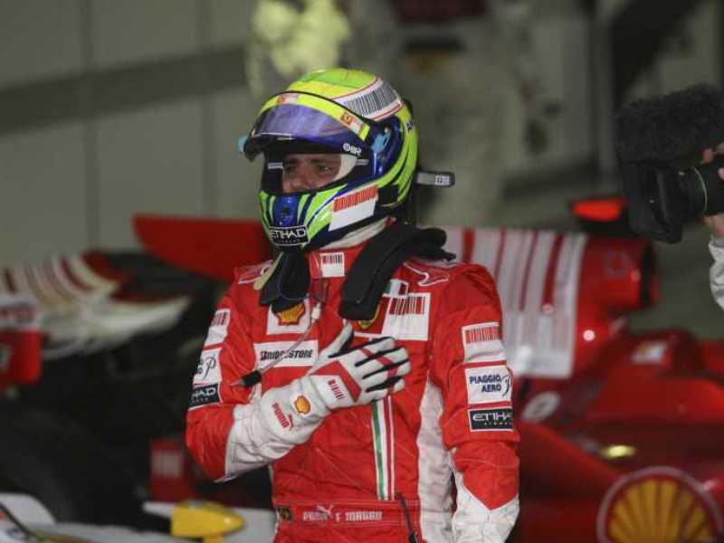 1239889277felipe massa se dyrji za gyrdite ;) ot ferrari