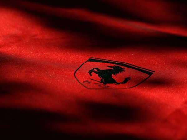 1184326324FerrariEmblema1