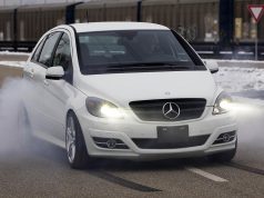 Мерцедес сложиха V8 мотор в В-клас