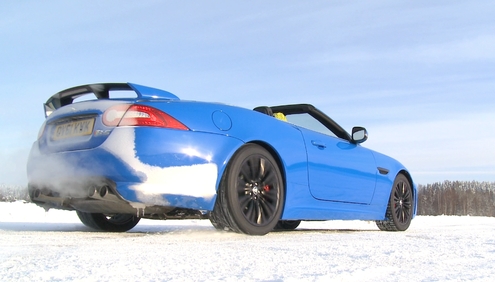 Ягуар XKR-S впечатлява с мощта си