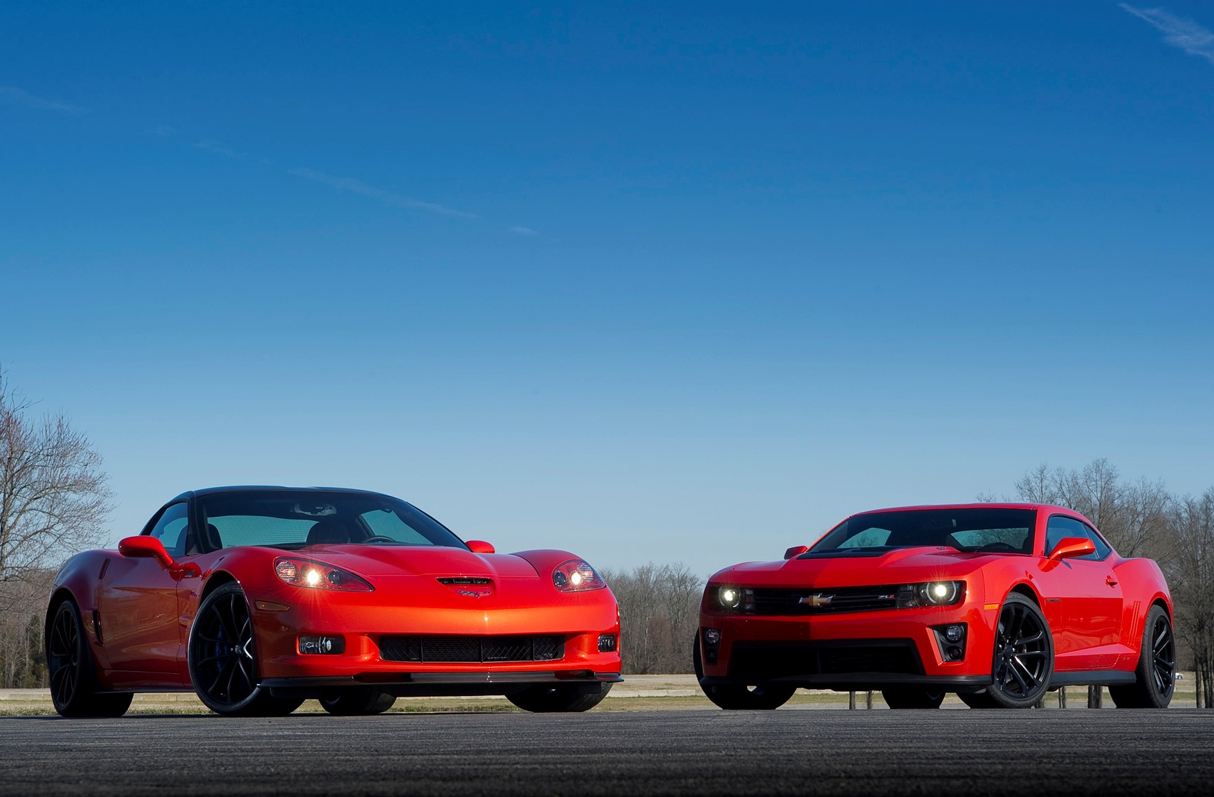 супермоделите на chevrolet - corvette и camaro