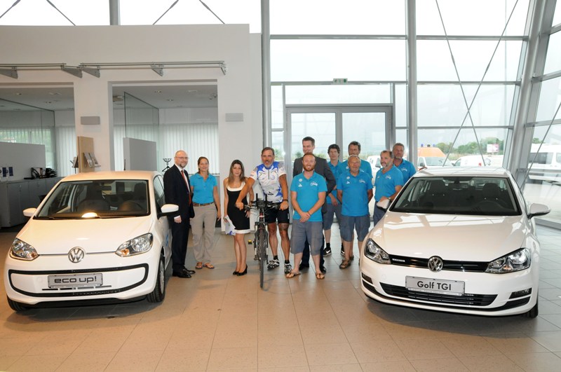 E-Expedition_and_Volkswagen_teams_in_front_of_Golf_TGI