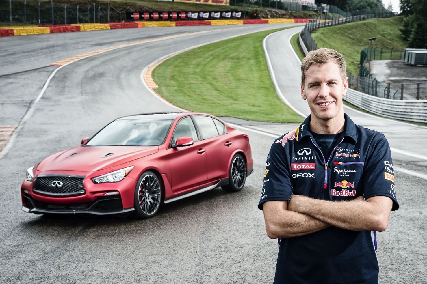 Себастиян Фетел сe Q50 Eau Rouge
