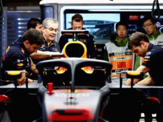 Daniel Ricciardo, China, pit, mechanics