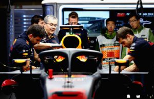 Daniel Ricciardo, China, pit, mechanics