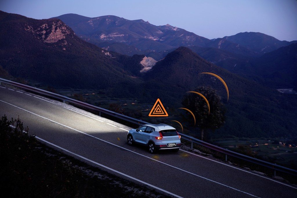 Hazard Light Alert demonstration on XC40 Volvo Cars, Hazard Light Alert, Volvo XC40