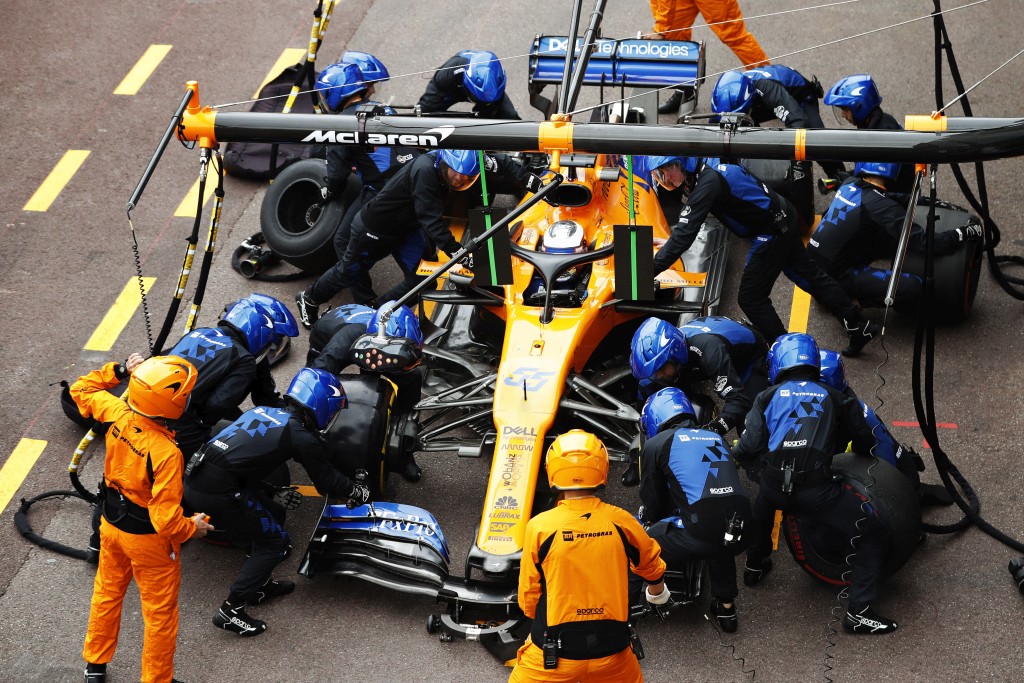 Carlos Sainz, McLaren MCL34, makes a pit stop_No BAT branding Макларън, питстоп, Карлос Сайнц