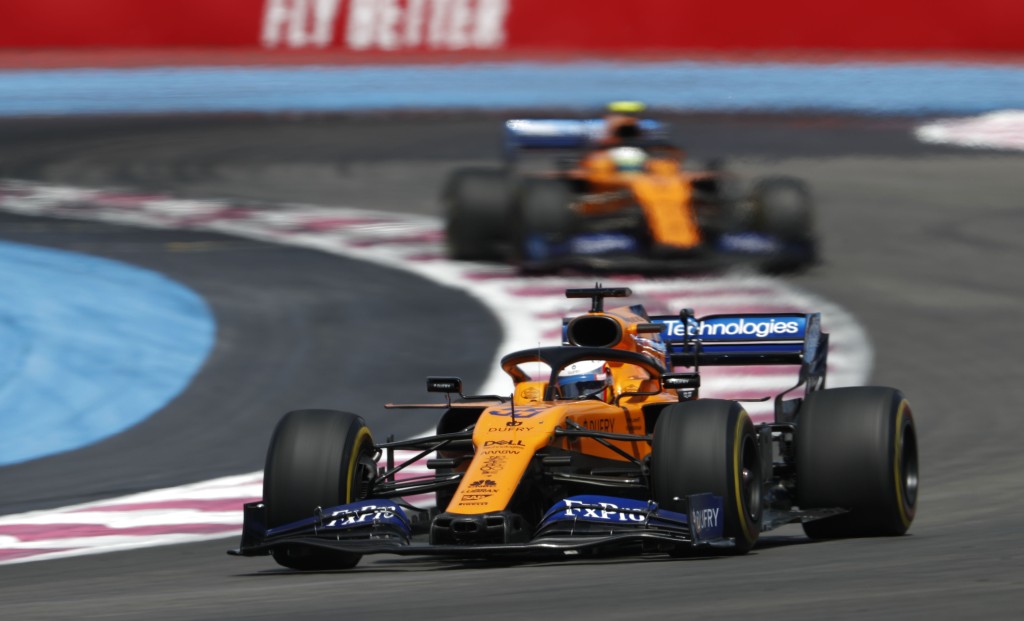 Carlos Sainz, McLaren MCL34, leads Lando Norris, McLaren MCL34 Карлос Сайнц и Ландо Норис