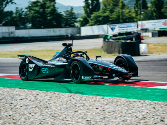 Мерцедес-Бенц EQ Silver Arrow 01