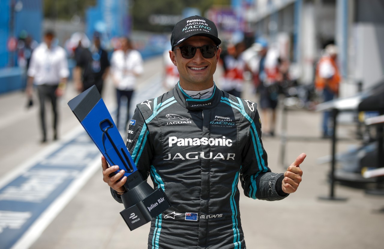 Mitch Evans (NZL), Panasonic Jaguar Racing, with the pole position award Мич Еванс
