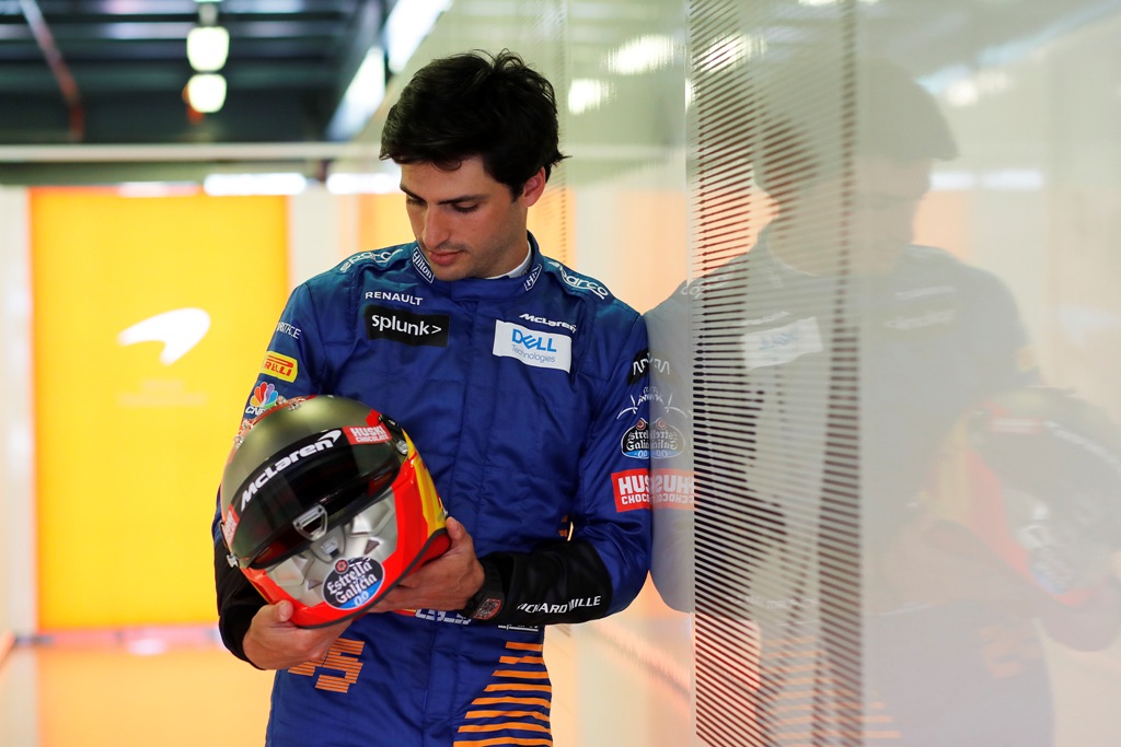 Carlos Sainz, McLaren, examines his crash helmet Карлос Сайнц