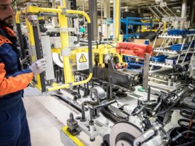 Автомобилни производители в цяла Европа подготвят отварянето на заводите си Volvo, фабрика, съоръжение, завод, производство, работа