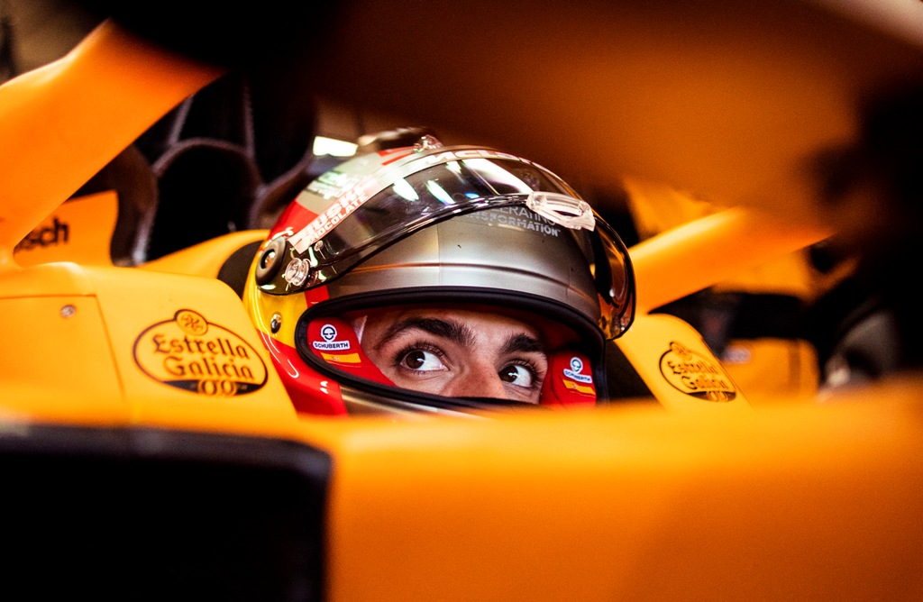Carlos Sainz, McLaren, in cockpit Карлос Сайнц
