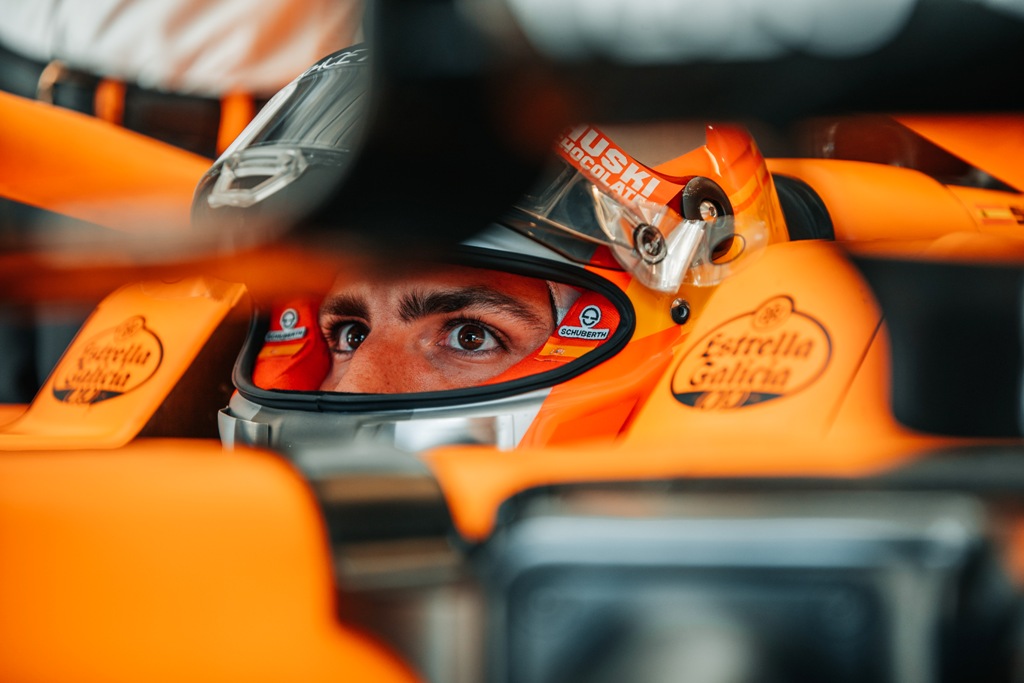 Carlos Sainz, McLaren, in cockpit Карлос Сайнц