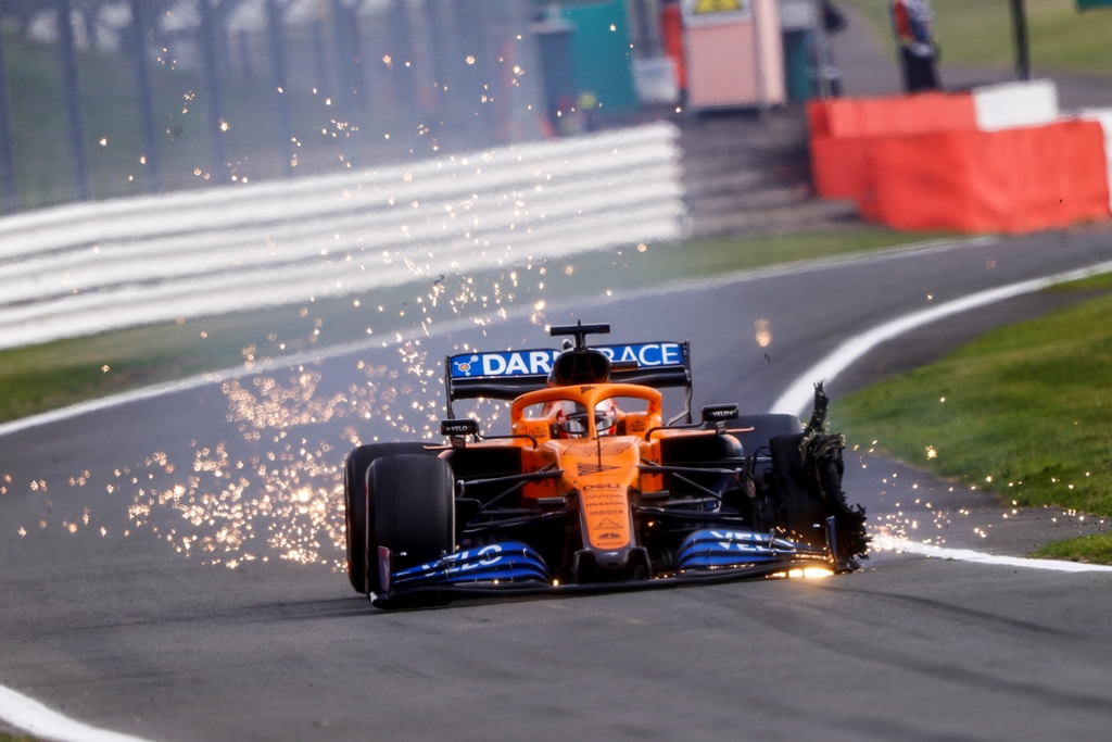 Carlos Sainz, McLaren MCL35, heads into the pits with a front puncture Карлос Сайнц