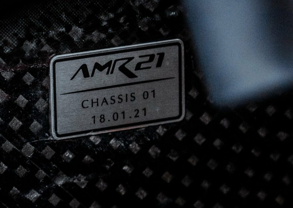 Астън Мартин AMR21