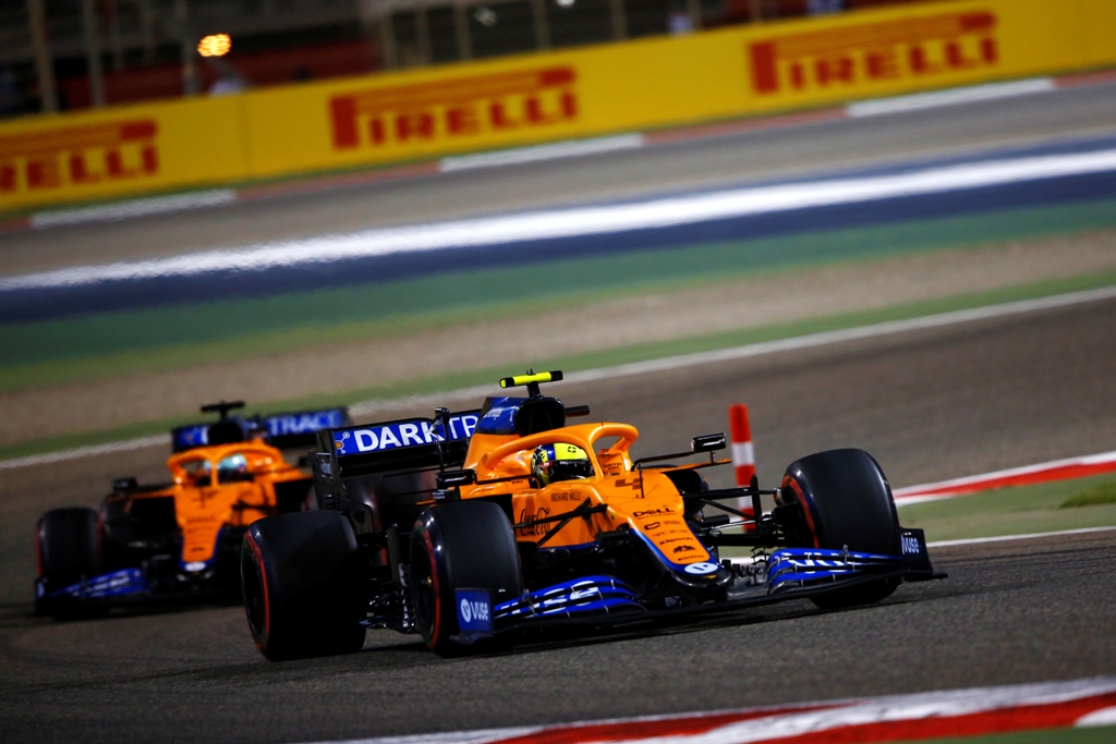 Lando Norris, McLaren MCL35M, leads Daniel Ricciardo, McLaren MCL35Mfront on Ландо Норис, Даниел Рикиардо, Макларън