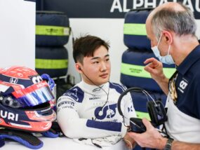 От колко помощ и наблюдение от тима си се нуждае един новак в F1? Юки Цунода, Франц Тост