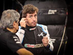 Алонсо: Британските пристрастия в F1 ни правят „лоши момчета“ с Макс Фернандо Алонсо