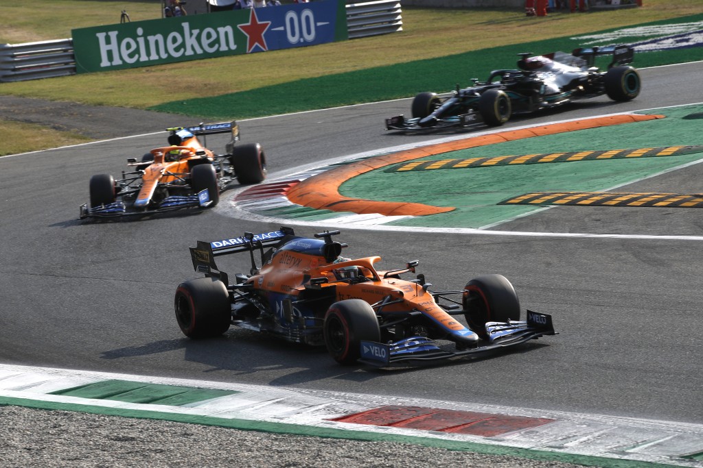 Daniel Ricciardo, McLaren MCL35M, leads Lando Norris, McLaren MCL35M, and Sir Lewis Hamilton, Mercedes W12 side on Болдите на Макларън на Монца; Снимка: Макларън