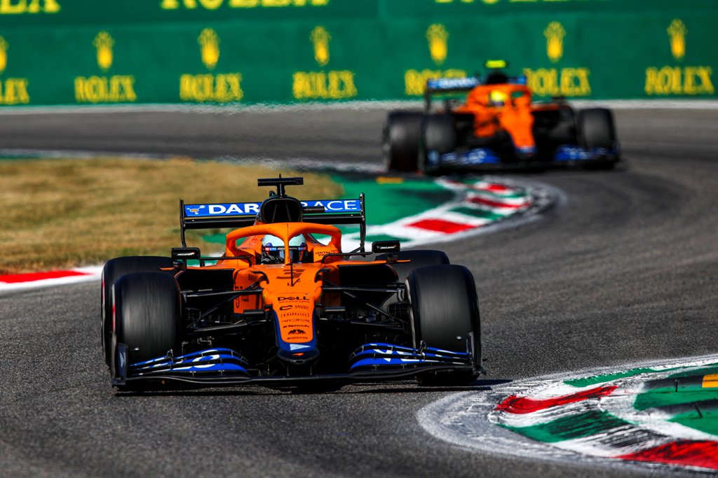 Daniel Ricciardo, McLaren MCL35M, leads Lando Norris, McLaren MCL35M front on Даниел Рикиардо, Ландо Норис, Макларън