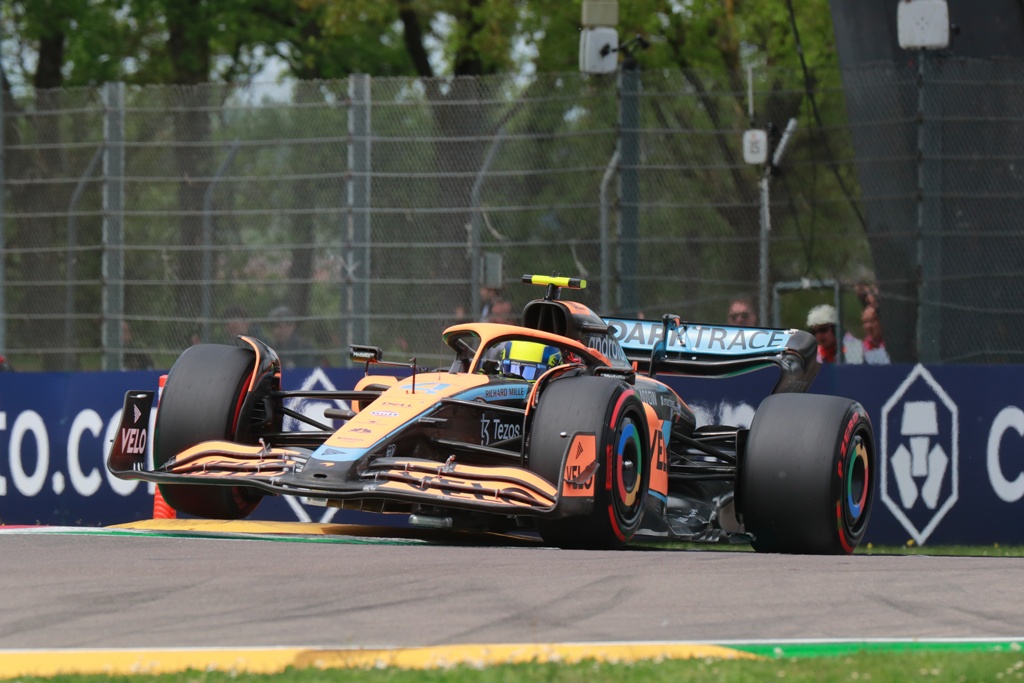 Lando Norris, McLaren MCL36 entering corner Ландо Норис