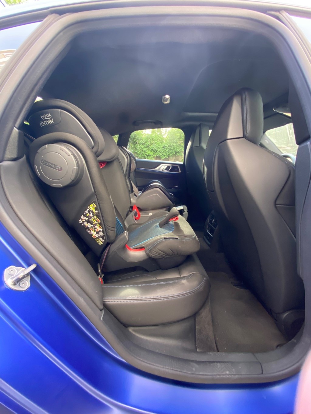 BMW i4 M50, задни седалки
