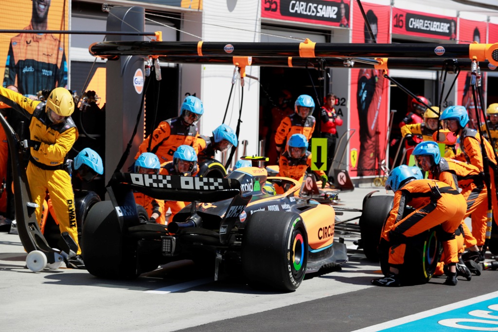 Lando Norris, McLaren MCL36, in the pits from rear Ландо Норис, Макларън