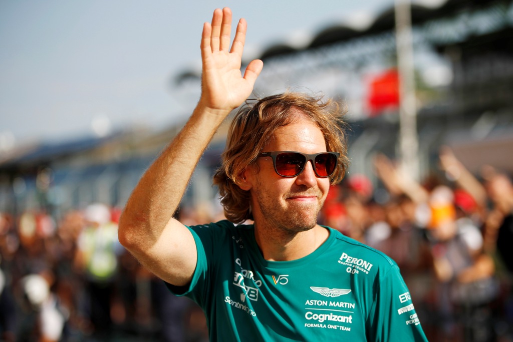 Sebastian Vettel, Aston Martin, waves to his fans Себастиан Фетел