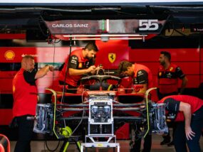 Внимателното разпределение не е помогнало на Ферари: Новостите за F1-75 спрели заради изчерпан бюджет Карлос Сайнц, Ферари, бокс, гараж, пит, механици