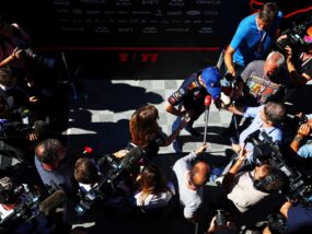 F1 редакторът на Скай Спортс на посещение в Ред Бул в знак на помирение между телевизията и тима Макс Верстапен, Ред Бул