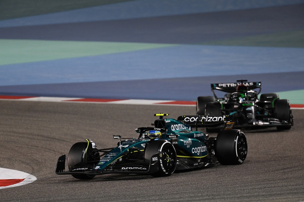 Fernando Alonso, Aston Martin AMR23, leads George Russell, Mercedes F1 W14 Фернандо Алонсо, Астън Мартин, Джордж Ръсел, Мерцедес