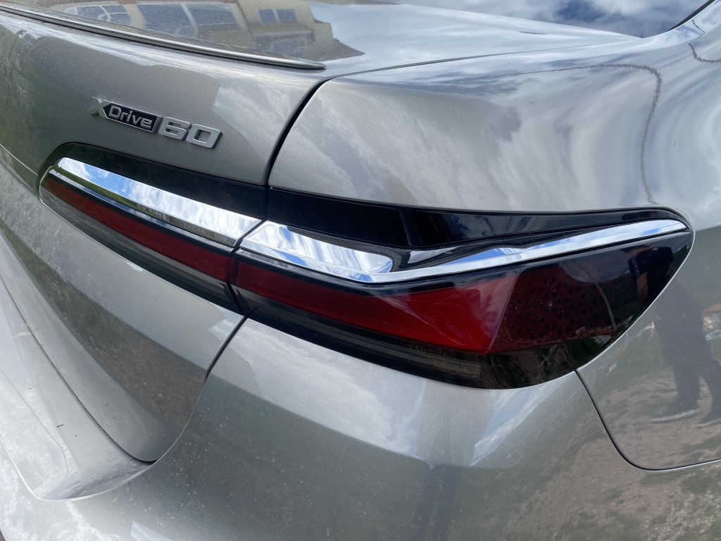 BMW i7