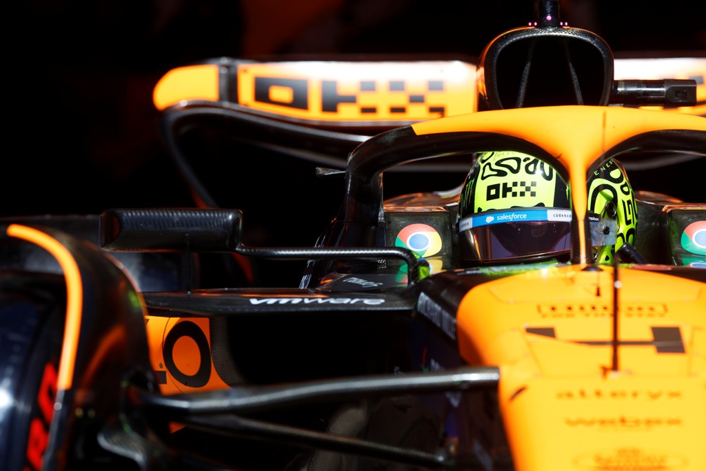 Lando Norris, McLaren MCL38, leaves the garage Ландо Норис