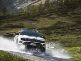 Jeep Avenger 4xe: Нов стандарт за забавление и свобода