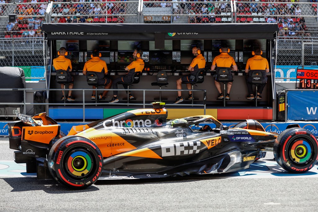 Lando Norris, McLaren MCL38, in the pit lane Ландо Норис, Макларън F1