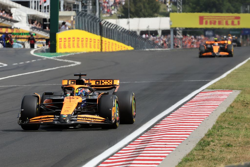 Oscar Piastri, McLaren MCL38, leads Lando Norris, McLaren MCL38 Оскар Пиастри, Ландо Норис, Макларън F1