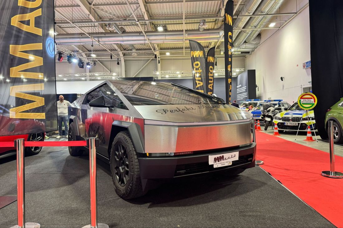 Tesla Cybertruck на автосалона Tesla Cybertruck на автосалона в София