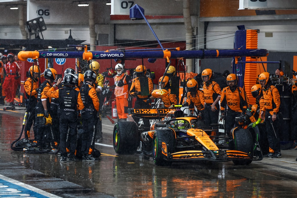 Lando Norris, McLaren MCL38, makes a pit stop Ландо Норис, Макларън F1