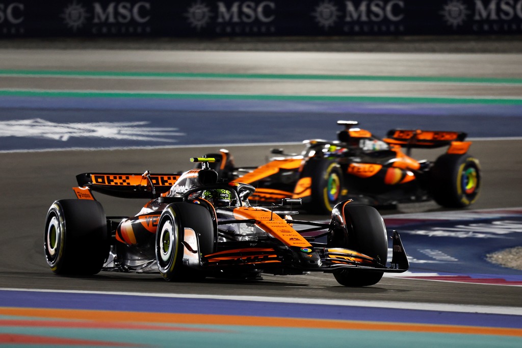 Lando Norris, McLaren MCL38, leads Oscar Piastri, McLaren MCL38 Ландо Норис, Оскар Пиастри, Макларън F1