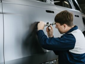 Jaguar Land Rover инвестира в персонализирано боядисване Jaguar Land Rover Paintshop