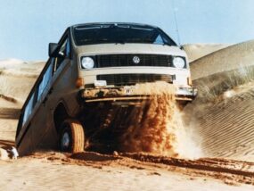 От 1985 година великият микробус на Volkswagen покорява асфалтовите и черните пътища по света и във версия с двойно предаване.